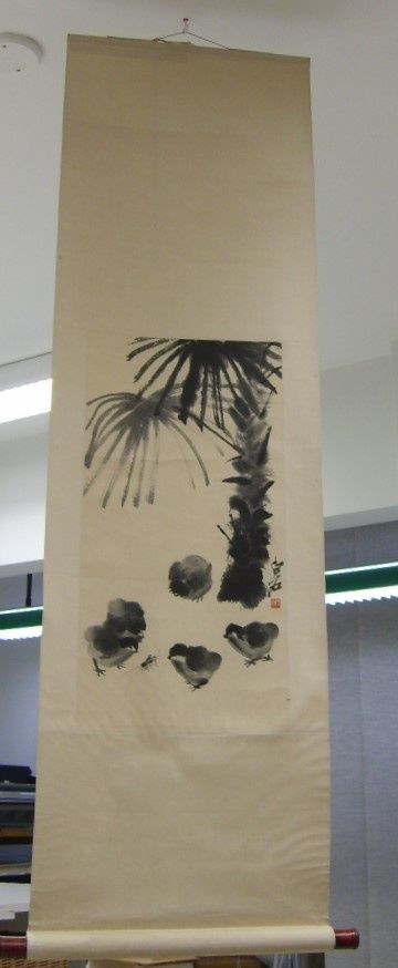 Japanilainen kakemono.  Korkeus voi olla yli kaksi metriä. 