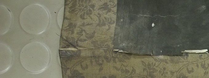 Alaosan silkkikankaan vaurioita. Silkki on hajoaa itsestään, koko alaosaan siirrettiin ehjää aluetta rullan yläosasta.