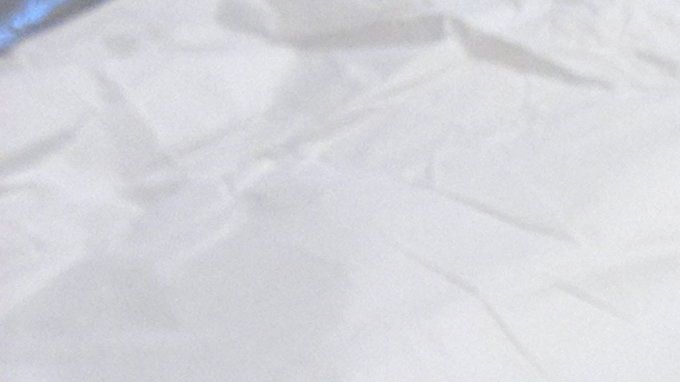 Reliefein koristettu nahkainen kansi on irtonaisena päällimmäisenä, sen alla on itse sidos. Keltasinipunainen yläkapiteeli on tallella ja selän eläinliimavahvistus repsottaa. Selkä on irtonaisena alavasemmalla.