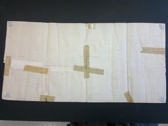 Itsekiinnittyvät teipit ja kasvisliimaperiset liuskat on mahdollista poistaa. Tämän jälkeen repeämät paikataan japaninpaperilla ja vehnätärkkelysliisterillä.Koko paperin taustaaminen voi myös tulla kysymykseen.